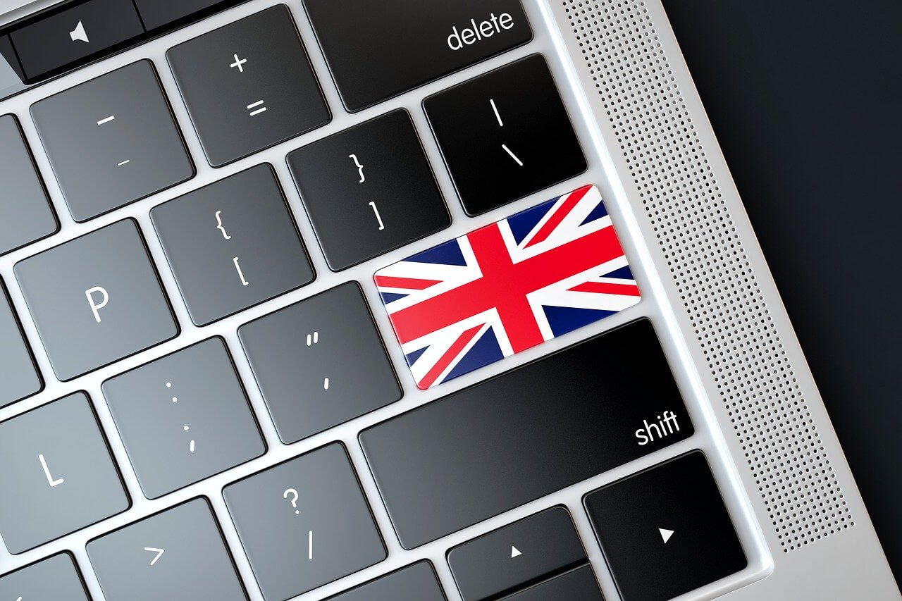 klawiatura z flagą Wielkiej Brytanii - jak się tłumaczy filmy?